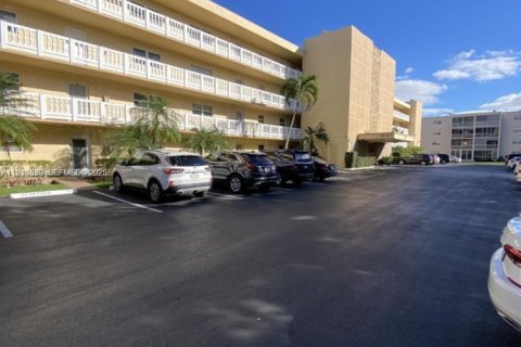 Condo in Dania Beach, Florida, 2 bedrooms № 1994431 - photo 1