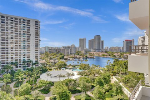 Condo in Hallandale Beach, Florida, 1 bedroom  № 1800675 - photo 11