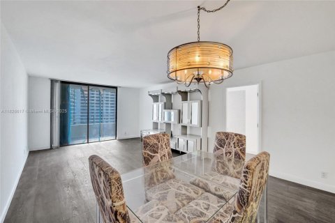 Condo in Hallandale Beach, Florida, 1 bedroom  № 1800675 - photo 14