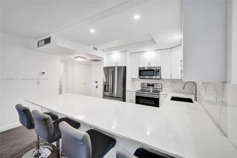 Condo in Hallandale Beach, Florida, 1 bedroom  № 1800675 - photo 1