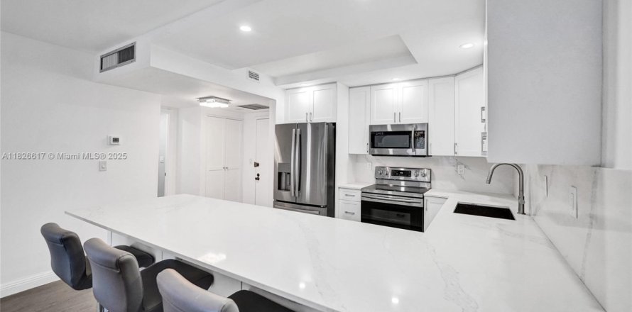 Condo in Hallandale Beach, Florida, 1 bedroom  № 1800675