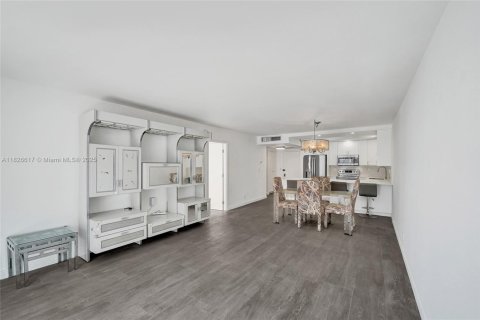 Condo in Hallandale Beach, Florida, 1 bedroom  № 1800675 - photo 16