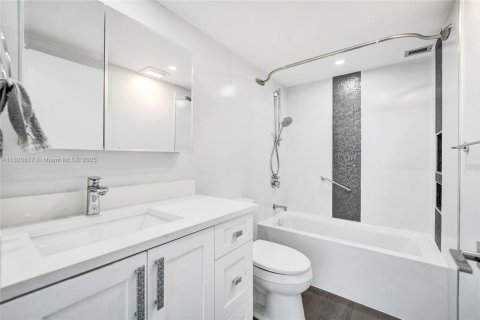 Condo in Hallandale Beach, Florida, 1 bedroom  № 1800675 - photo 3