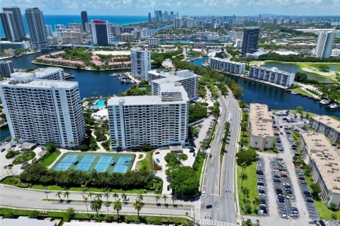 Condo in Hallandale Beach, Florida, 1 bedroom  № 1800675 - photo 19