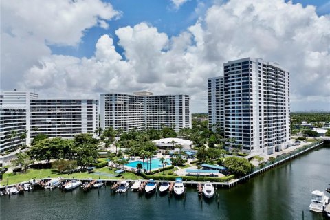 Condo in Hallandale Beach, Florida, 1 bedroom  № 1800675 - photo 21