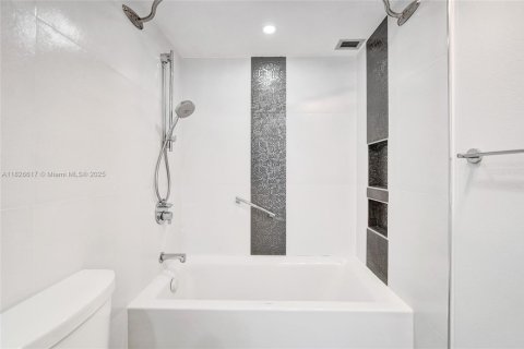 Condo in Hallandale Beach, Florida, 1 bedroom  № 1800675 - photo 4