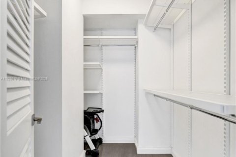 Condo in Hallandale Beach, Florida, 1 bedroom  № 1800675 - photo 13