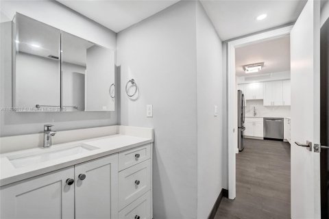 Condo in Hallandale Beach, Florida, 1 bedroom  № 1800675 - photo 7