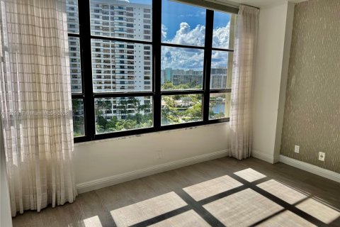 Condo in Hallandale Beach, Florida, 1 bedroom  № 1800675 - photo 9
