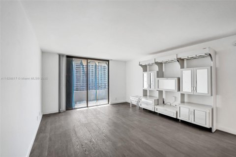 Condo in Hallandale Beach, Florida, 1 bedroom  № 1800675 - photo 15