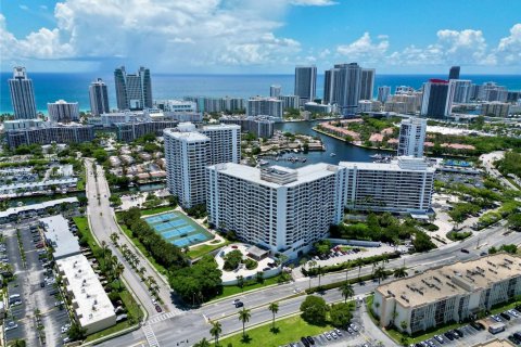 Condo in Hallandale Beach, Florida, 1 bedroom  № 1800675 - photo 20