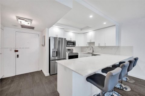 Condo in Hallandale Beach, Florida, 1 bedroom  № 1800675 - photo 2