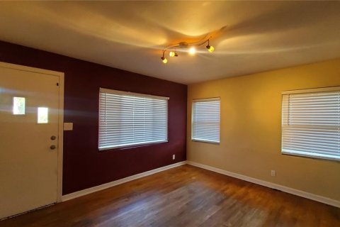 Casa en alquiler en Saint Petersburg, Florida, 2 dormitorios, 62.43 m2 № 1782253 - foto 2