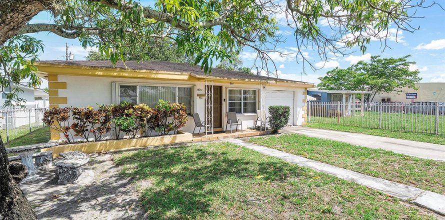 House in Opa-locka, Florida 4 bedrooms, 173.17 sq.m. № 1787031