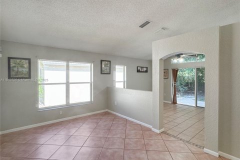 House in Coconut Creek, Florida 3 bedrooms, 130.43 sq.m. № 1845619 - photo 8