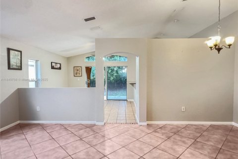 House in Coconut Creek, Florida 3 bedrooms, 130.43 sq.m. № 1845619 - photo 7