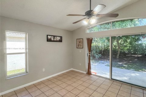 House in Coconut Creek, Florida 3 bedrooms, 130.43 sq.m. № 1845619 - photo 11