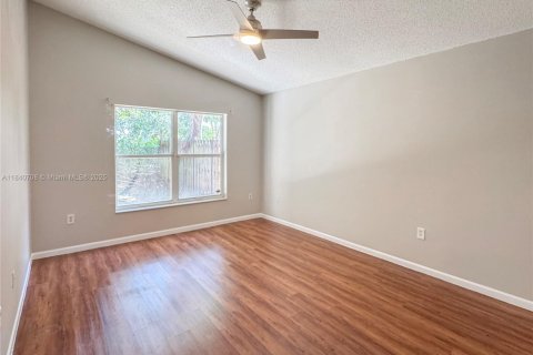 House in Coconut Creek, Florida 3 bedrooms, 130.43 sq.m. № 1845619 - photo 10
