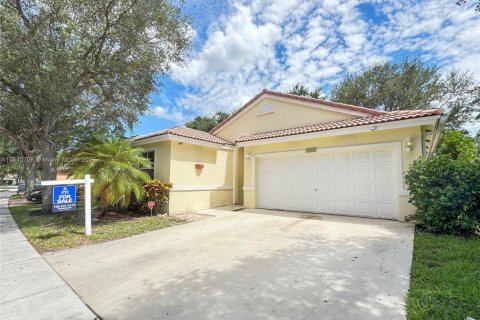 House in Coconut Creek, Florida 3 bedrooms, 130.43 sq.m. № 1845619 - photo 1