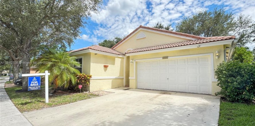 House in Coconut Creek, Florida 3 bedrooms, 130.43 sq.m. № 1845619