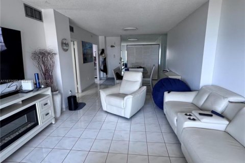 Copropriété à vendre à Hallandale Beach, Floride: 1 chambre, 80.82 m2 № 1979781 - photo 2