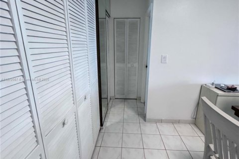 Copropriété à vendre à Hallandale Beach, Floride: 1 chambre, 80.82 m2 № 1979781 - photo 11
