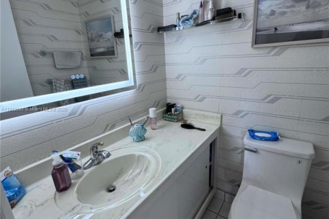 Copropriété à vendre à Hallandale Beach, Floride: 1 chambre, 80.82 m2 № 1979781 - photo 13