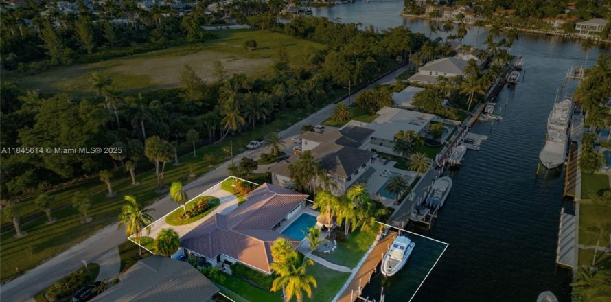 House in Pompano Beach, Florida 3 bedrooms, 214.14 sq.m. № 1842387