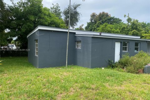 House in Fort Lauderdale, Florida 2 bedrooms, 102.01 sq.m. № 2013566 - photo 3