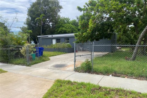 House in Fort Lauderdale, Florida 2 bedrooms, 102.01 sq.m. № 2013566 - photo 4