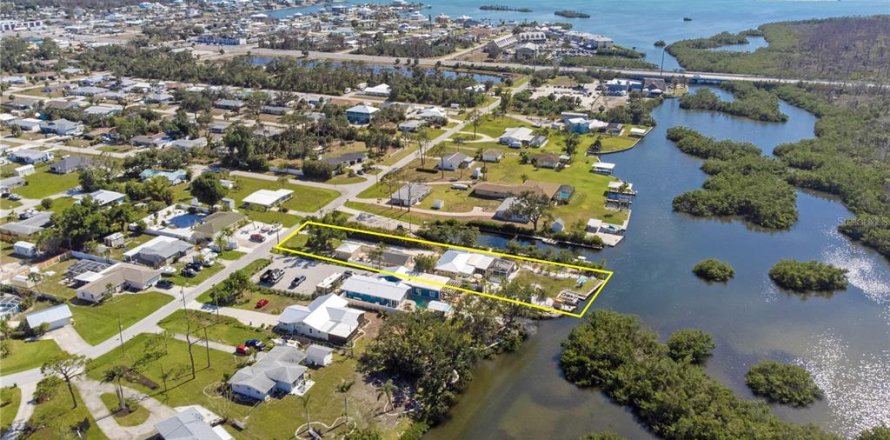 House in Englewood, Florida 3 bedrooms, 142.51 sq.m. № 1743681