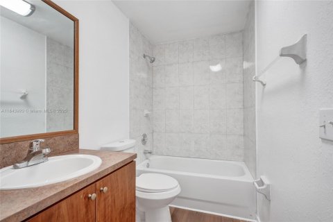 Casa en alquiler en Miami, Florida, 4 dormitorios, 145.39 m2 № 1839284 - foto 19