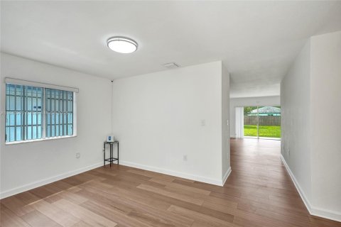 Casa en alquiler en Miami, Florida, 4 dormitorios, 145.39 m2 № 1839284 - foto 5