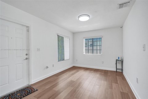 Casa en alquiler en Miami, Florida, 4 dormitorios, 145.39 m2 № 1839284 - foto 2