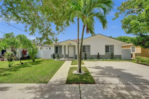 Casa en alquiler en Miami, Florida, 4 dormitorios, 145.39 m2 № 1839284 - foto 1