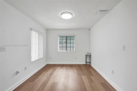 Casa en alquiler en Miami, Florida, 4 dormitorios, 145.39 m2 № 1839284 - foto 3