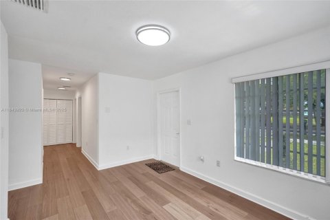 Casa en alquiler en Miami, Florida, 4 dormitorios, 145.39 m2 № 1839284 - foto 4