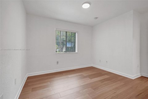 Casa en alquiler en Miami, Florida, 4 dormitorios, 145.39 m2 № 1839284 - foto 29