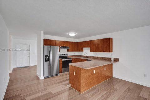 Casa en alquiler en Miami, Florida, 4 dormitorios, 145.39 m2 № 1839284 - foto 8