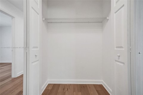 Casa en alquiler en Miami, Florida, 4 dormitorios, 145.39 m2 № 1839284 - foto 22