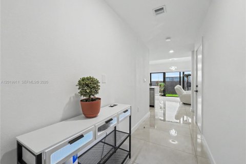 House in Florida City, Florida 5 bedrooms, 168.15 sq.m. № 2087234 - photo 7