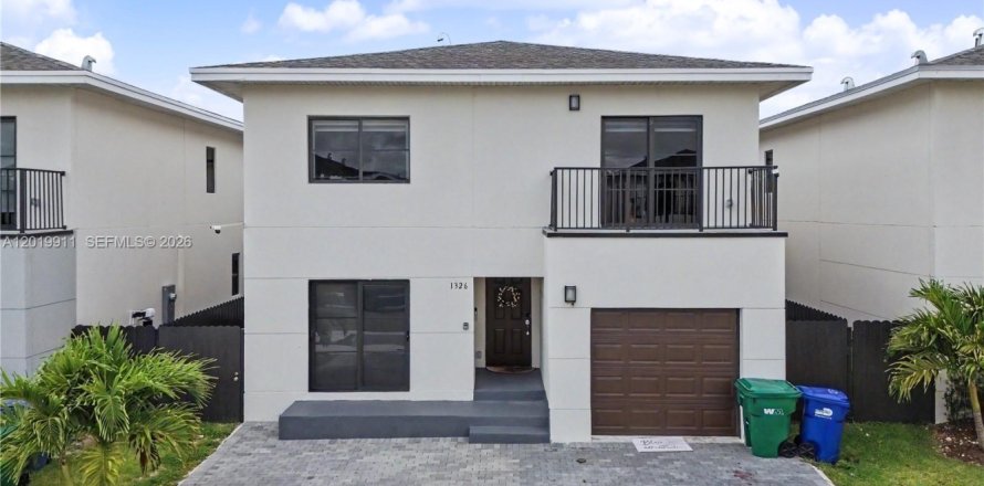 House in Florida City, Florida 5 bedrooms, 168.15 sq.m. № 2087234