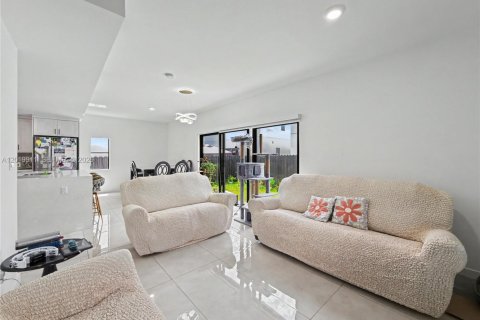 House in Florida City, Florida 5 bedrooms, 168.15 sq.m. № 2087234 - photo 5