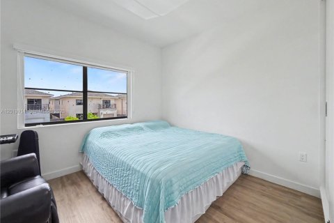 House in Florida City, Florida 5 bedrooms, 168.15 sq.m. № 2087234 - photo 18