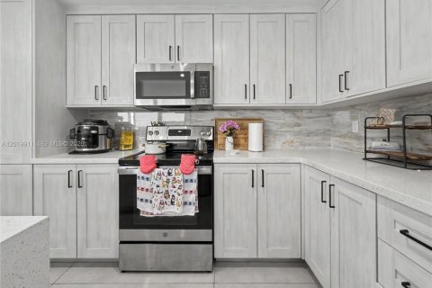 House in Florida City, Florida 5 bedrooms, 168.15 sq.m. № 2087234 - photo 8
