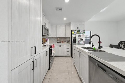 House in Florida City, Florida 5 bedrooms, 168.15 sq.m. № 2087234 - photo 25