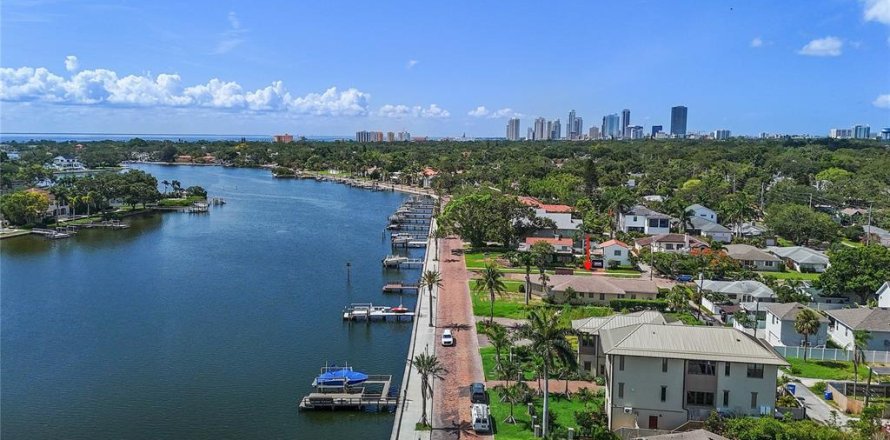 Villa ou maison à Saint Petersburg, Floride 2 chambres, 176.89 m2 № 1797462