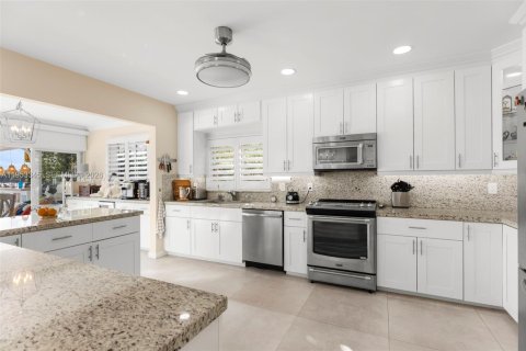 Villa ou maison à vendre à Hialeah, Floride: 3 chambres, 239.59 m2 № 2010852 - photo 9