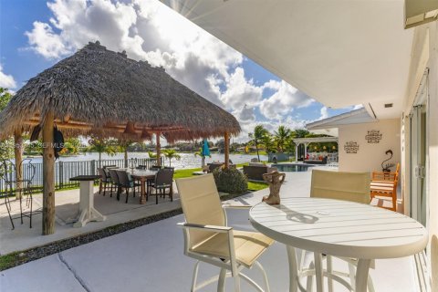 Villa ou maison à vendre à Hialeah, Floride: 3 chambres, 239.59 m2 № 2010852 - photo 21