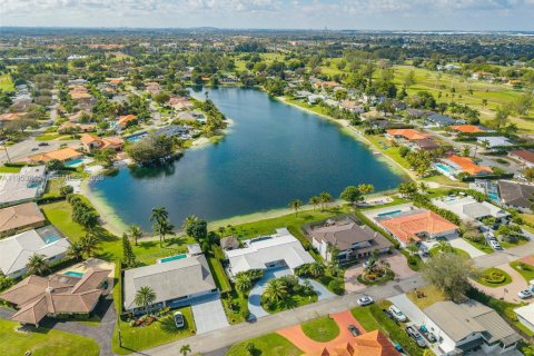 Casa en venta en Hialeah, Florida, 3 dormitorios, 239.59 m2 № 2010852 - foto 30